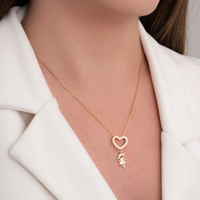 COLAR CORAÇÃO VAZADO CRAVEJADO E MENINA NA VENEZIANA