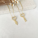 COLAR CORAÇÃO VAZADO CRAVEJADO E MENINA NA VENEZIANA